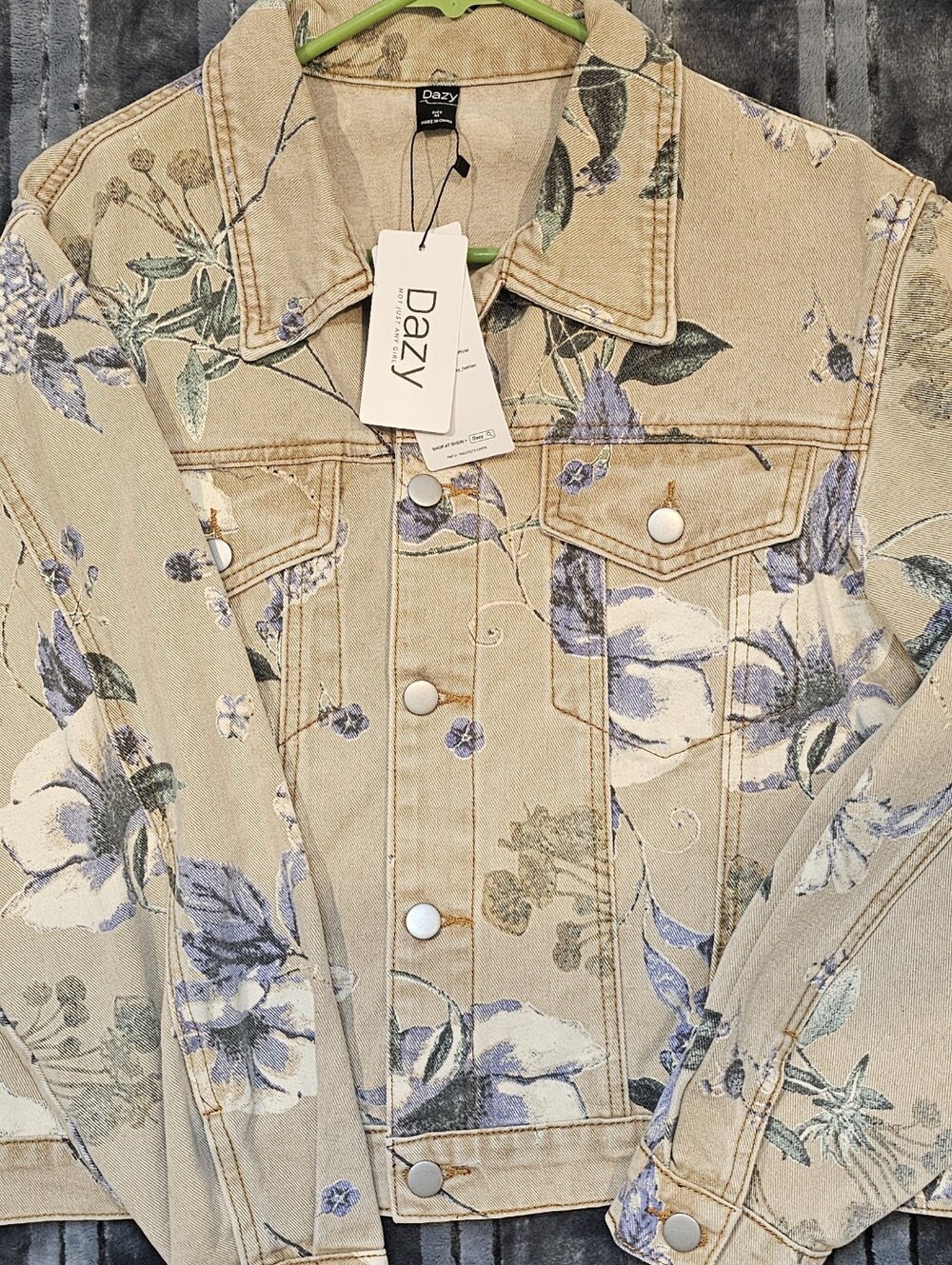 NWT Dazy Beige & Cream Crop Jean Jacket with Blue Floral Print Size MEDIUM
